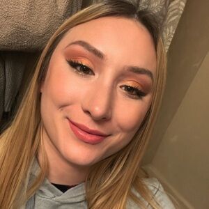 Meet your Posher, Chloe